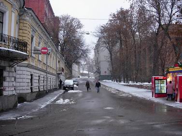 На перкрёстке Колпачного переулка с Хохловским. Январь 2005. Палатки с напитками там уже нет. Фото WM