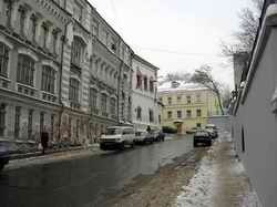 Хохловский переулок. Впереди - палаты Украинцева. Фото WM. Февраль 2005.