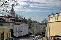 Малый Ивановский переулок. Слева - ресторан "Ноев ковчег". Лето 2003 г. Фото с сайта FOTO-MOSCOW.RU.