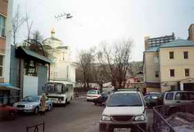 Тессинский переулок. Слева - Традиционная гимназия. 2004 г. Фото WM.